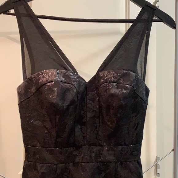 Beautiful dress by Guess - Picture 2 of 8